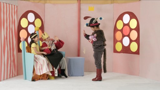 Drei Kinder spielen eine Märchenszene
