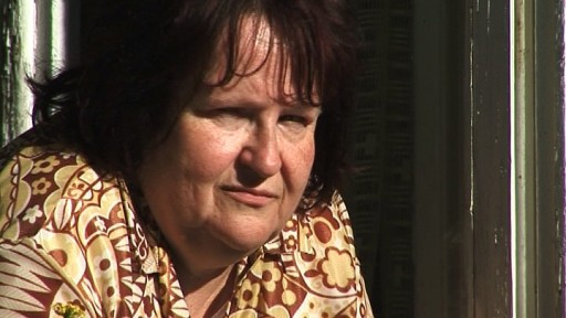 Eine Frau schaut aus dem Fenster.