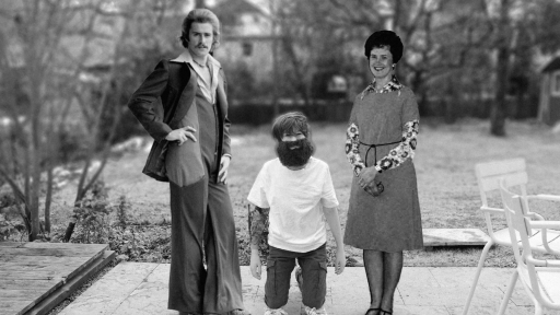 Eine Collage in schwarz-weiß, die drei Personen in einem Garten zeigt. Links ein junger Mann mit Schnurrbart, rechts eine etwas ältere konservativ gekleidete Frau und in der Mitte eine Person, die auf Knien sitzt und einen angeklebten Bart trägt.