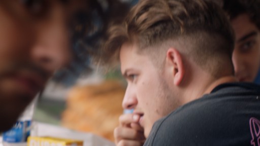 Verschwommene angeschnittene Gesichter mehrerer Jugendlicher