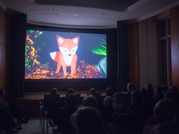 Gezeichneter Fuchs auf einer Kinoleinwand.