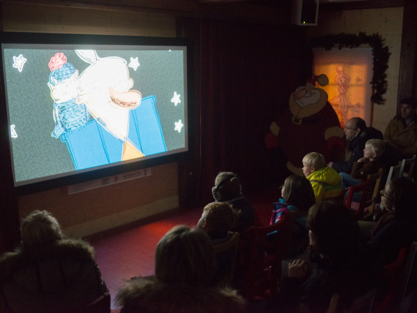 Kinder schauen gemeinsam einen Film im Kino.