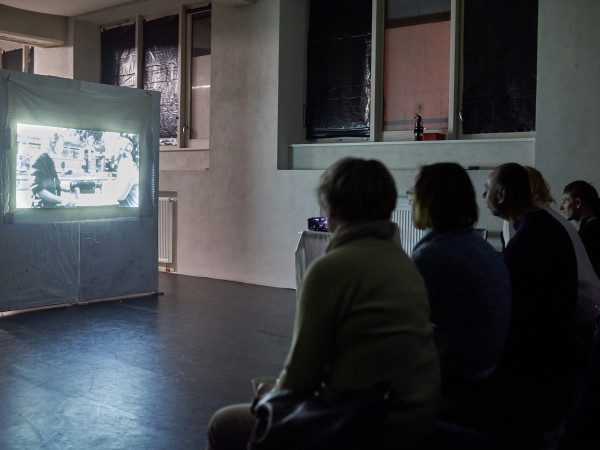 Menschen schauen gemeinsam Filme.
